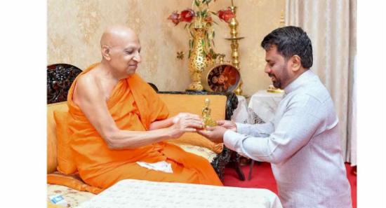 ජනපති මල්වතු, අස්ගිරි මහා නා හිමිවරුන් බැහැ දකී